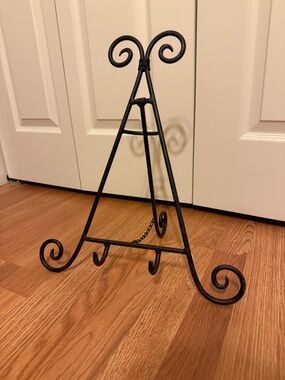 Decorative Scroll Iron Easel Stand in Black